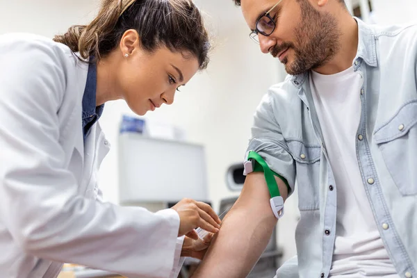 Vänliga Sjukhus Flebotomist Samlar Blodprov Från Patienten Labbet Förberedelse För — Stockfoto