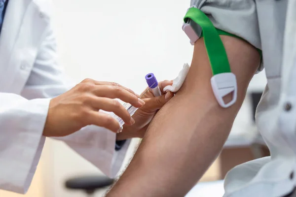 Preparazione Gli Esami Del Sangue Parte Del Medico Uniforme Femminile — Foto Stock