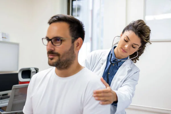 Kvinnlig Läkare Kliniken Utför Auskultation Lungorna Patient Med Symtom Koronavirus — Stockfoto