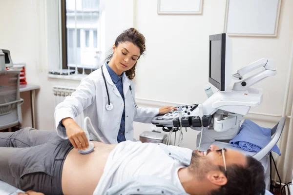 Genç Erkek Hasta Yatakta Yatıyor Klinikte Ultrasonda Karın Muayenesi Yaptırıyor — Stok fotoğraf