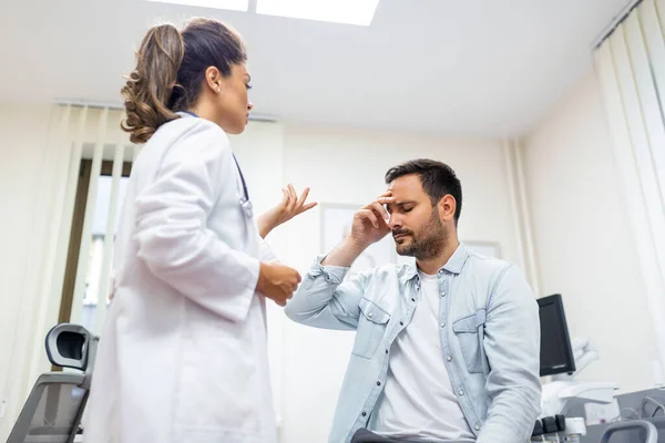 Patienten Får Dåliga Nyheter Han Desperat Och Ledsen Doktorsstöd Och — Stockfoto