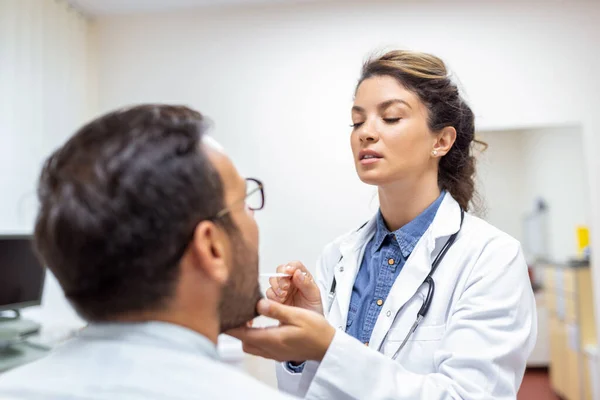 Erkek Hasta Boğazına Bakması Için Ağzını Açıyor Kadın Doktor Klinikteki — Stok fotoğraf
