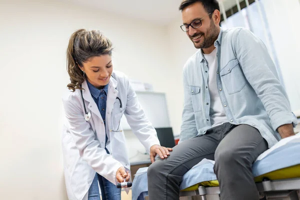 Neurologen Testar Knäreflexen Manlig Patient Med Hjälp Hammare Neurologisk Fysisk — Stockfoto