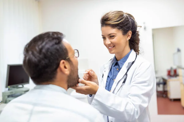 Ragazzo Siede Tavolo Esame Fronte Suo Medico Medico Allunga Avanti — Foto Stock