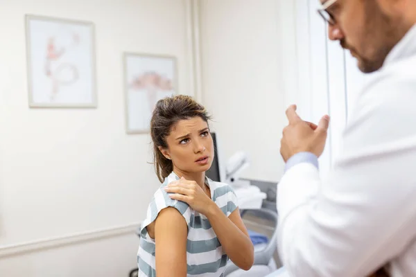 Woman Having Shoulder Pain Doctor Working Office Listening Patient She — Stock Photo, Image