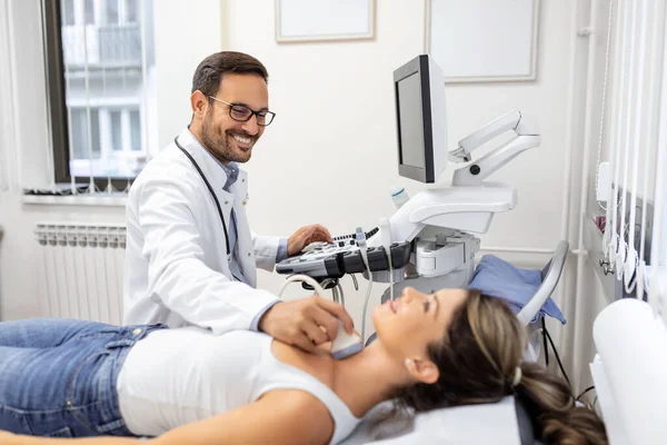 Klinikte Kadın Tiroit Bezinin Ultrason Taraması Doktor Ultrason Sensörü Çalıştırıyor — Stok fotoğraf