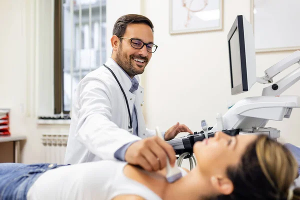 Woman Patient Receives Thyroid Diagnostics Treatment Thyrotoxicosis Hypothyroidism Ultrasound Diagnostics — Stock Photo, Image