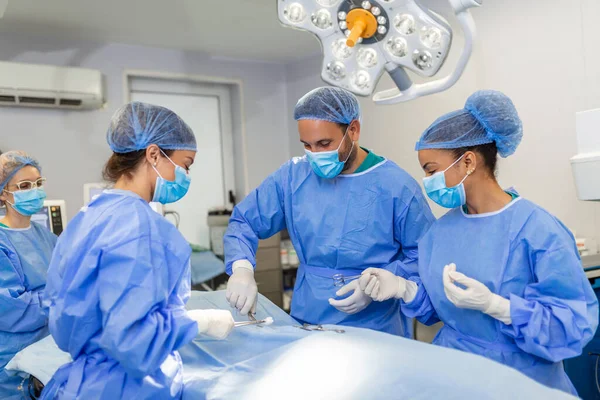Scatto Team Chirurghi Che Eseguono Intervento Una Sala Operatoria — Foto Stock