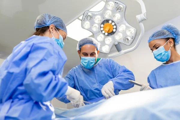 Surgeons Doing Surgery Operating Theatre Male Female Surgeons Operating Patient — Stock Photo, Image
