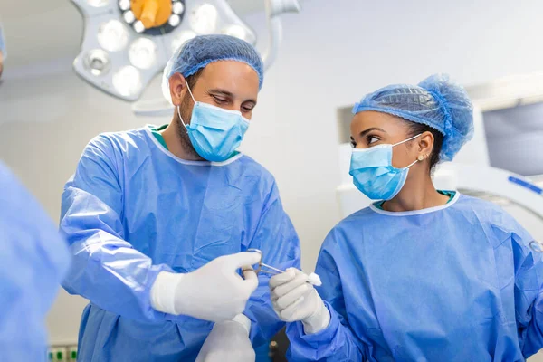 Γιατρός Και Νοσοκόμα Ιατρική Ομάδα Εκτελούν Χειρουργική Επέμβαση Στα Επείγοντα — Φωτογραφία Αρχείου