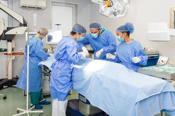 Group Medical Team Urgently Doing Surgical Operation Helping Patient Theater — ストック写真