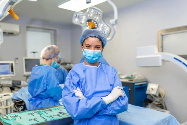 Ritratto Chirurgo Sorridente Ospedale Operaie Stanno Indossando Camice Lei Piedi — Foto Stock