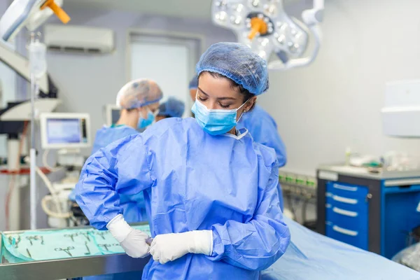 Ung Kvinnlig Kirurg Redo Att Operera — Stockfoto