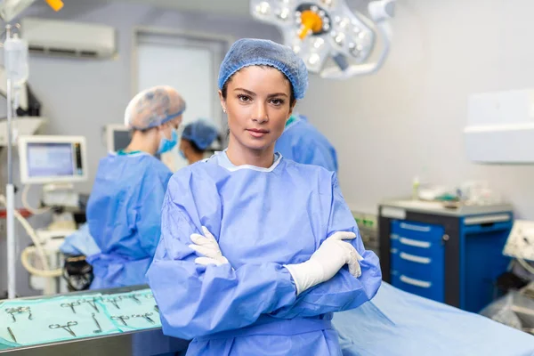 Ritratto Chirurgo Donna Sicura Operatore Sanitario Contro Luci Illuminate Ospedale — Foto Stock