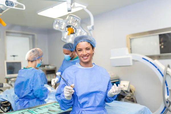 Egy Boldog Női Sebész Portréja Amint Műtőben Áll Készen Arra — Stock Fotó