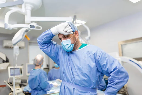 Chirurgien Sous Tension Avec Les Mains Sur Visage Salle Opération — Photo