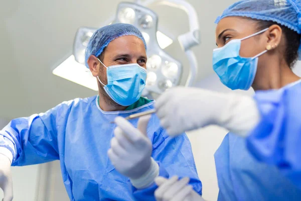 Lågvinkelskott Operationssalen Assistant Hands Out Instruments Surgeons Operation Kirurger Utför — Stockfoto