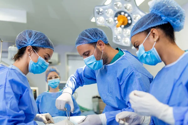 Doctor Assistant Nurse Operating Help Patient Dangerous Emergency Case Surgical — Foto Stock