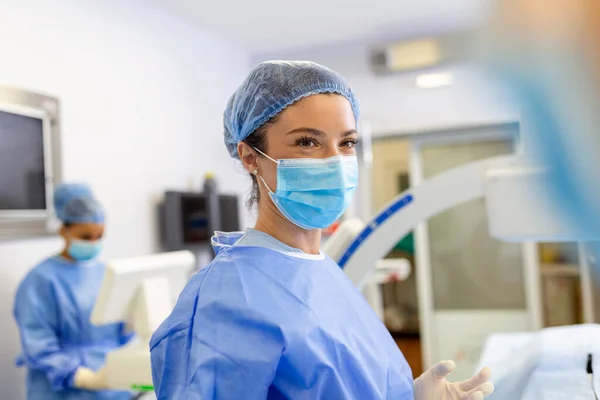 Chirurgo Donna Con Maschera Chirurgica Sala Operatoria Giovane Donna Medico — Foto Stock