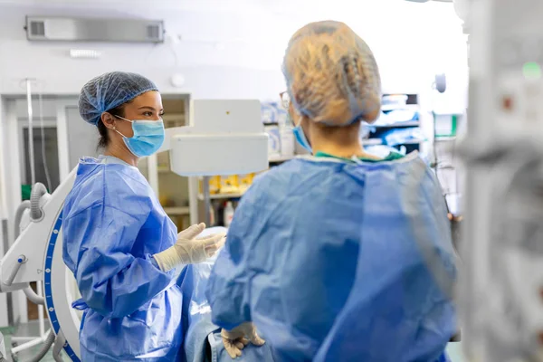 Female Surgeon Surgical Mask Operating Room Young Woman Doctor Surgical — ストック写真
