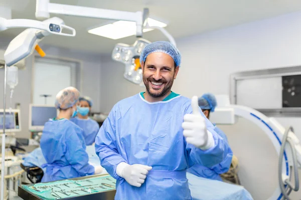 Jeune Chirurgien Masculin Debout Dans Salle Opération Montrant Les Pouces — Photo