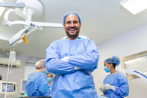 수술실에서 외과의사 가카메라를 수술실에서 수술복을 의료용 마스크를 — 스톡 사진