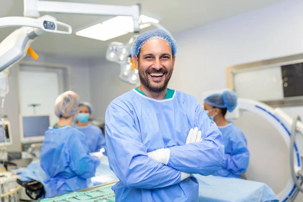 手術室でカメラを見ている男性外科医の肖像画 現代の病院手術室のスクラブと医療マスクの医者 — ストック写真