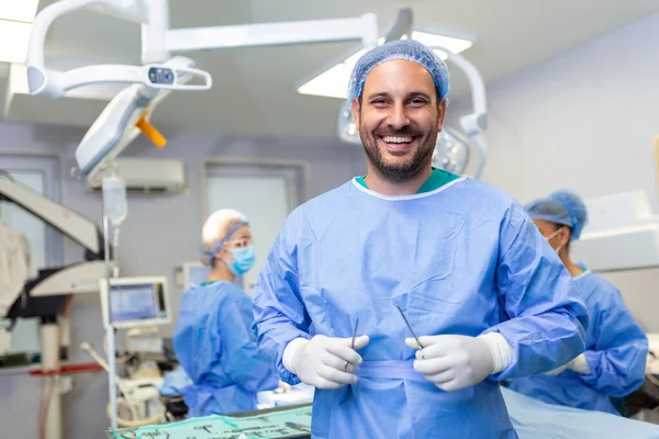 Ritratto Chirurgo Maschile Con Team Medici Background Sala Operatoria — Foto Stock