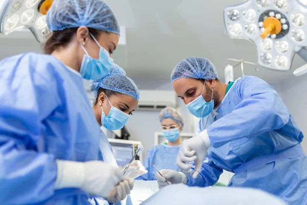 수술이요 수술실에 장비를 의사들이 있습니다 의학적 선택적 수술중에 일하는 외과의사 — 스톡 사진