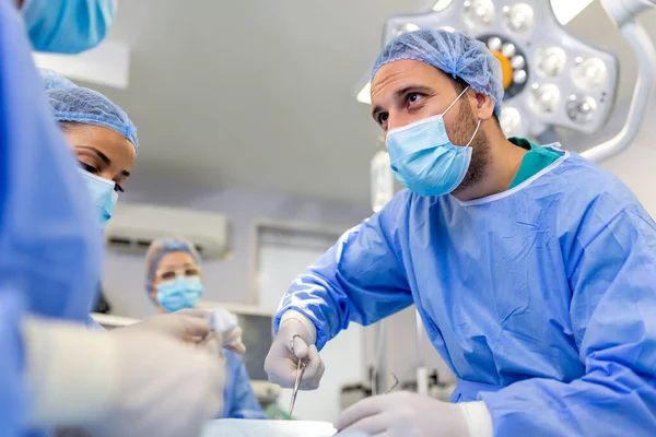 Cirugía Equipo Médico Que Opera Una Sala Cirugía Del Cirujano — Foto de Stock