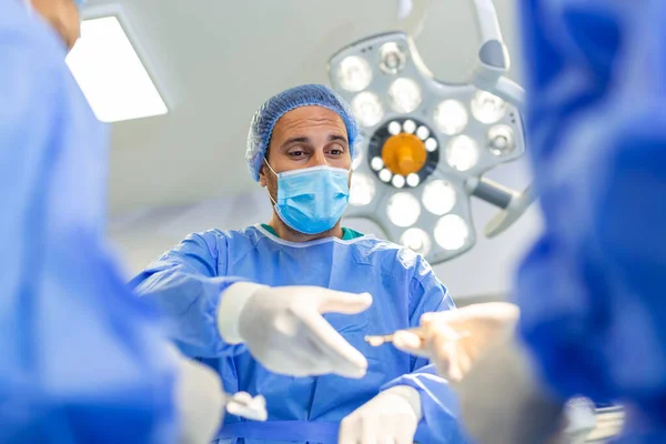 Lågvinkelskott Operationssalen Assistant Hands Out Instruments Surgeons Operation Kirurger Utför — Stockfoto