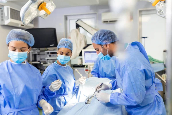 病院の外科医の医療チームは 最小限の侵襲的外科的介入を行う 心血管緊急手術センター用電気焼入装置付き手術室 — ストック写真