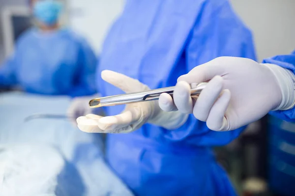 Lågvinkelskott Operationssalen Assistant Hands Out Instruments Surgeons Operation Kirurger Utför — Stockfoto