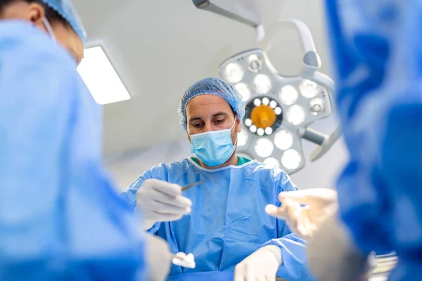 Ιατρική Ομάδα Που Εκτελεί Χειρουργική Επέμβαση Στο Νοσοκομείο Λειτουργίας Ιατρική — Φωτογραφία Αρχείου