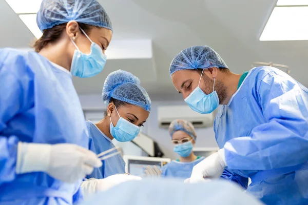 Chirurgia Urgente Chirurghi Intelligenti Professionali Piedi Vicino Paziente Che Eseguono — Foto Stock