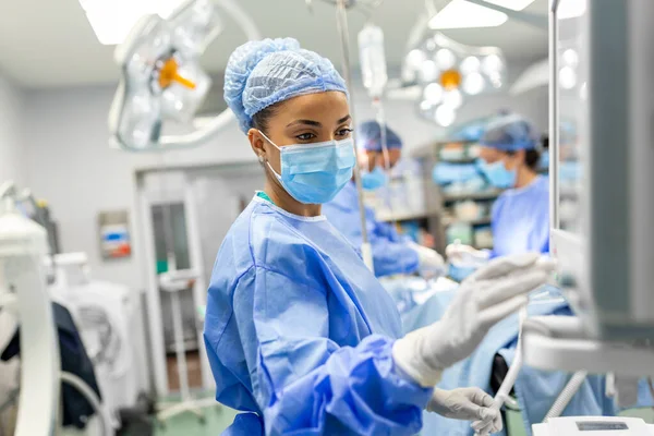 수술복을 여성의 기계를 준비하는 보호용 마스크 — 스톡 사진