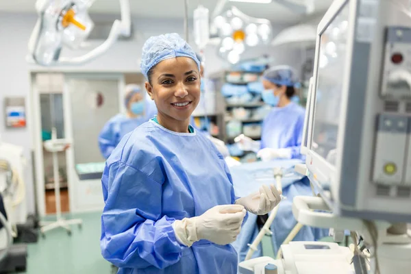 수술실에서 환자를 봉합하는 모니터를 아프리카 미국인젊은 환자는 수술중에 수술대에서 — 스톡 사진