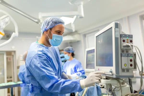 Ventilateur Médical Surveillé Par Anesthésiste Chirurgien Utilisant Moniteur Salle Opération — Photo