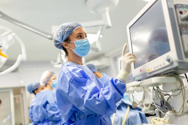 Ameliyat Öncesi Anestezi Makinesi Hazırlayan Önlüklü Koruyucu Maskeli Genç Bir — Stok fotoğraf