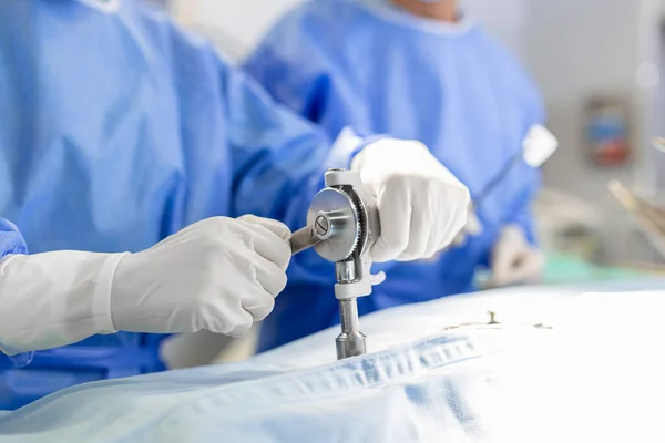 Chirurdzy Zamykają Ręce Podczas Operacji Chirurg Stosujący Wiertarkę Podczas Zabiegu — Zdjęcie stockowe