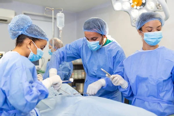 외과의들은 감정을 목숨을 수술을 싸우고 있습니다 중환자실은 환자의 생명을 싸우고 — 스톡 사진