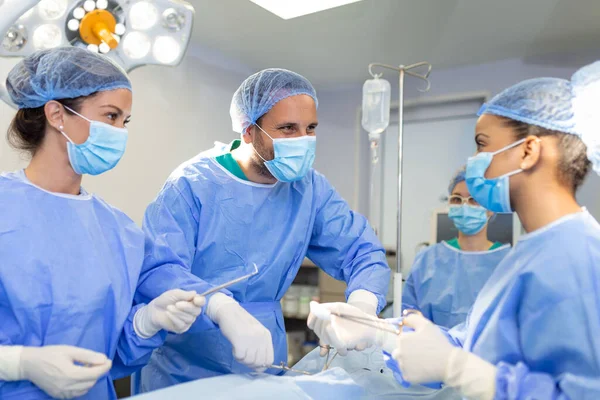 Chirurghi Uomini Donne Una Squadra Durante Operazione Sul Tavolo Operatorio — Foto Stock