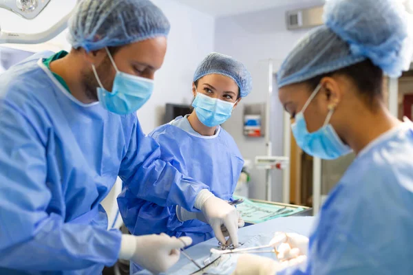 Concentrato Professionale Team Medico Chirurgico Intervento Chirurgico Paziente Sala Operatoria — Foto Stock