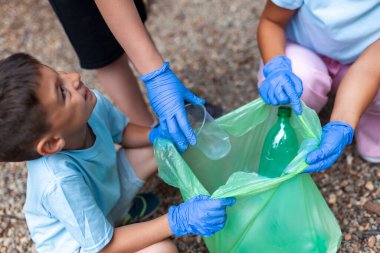Çöp tenekesini geri dönüşümlü çöp çöpü temizleme eğitimi. Doğa temizliği, gönüllü ekoloji yeşil kavram. Çevre plastik kirliliği..