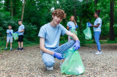 Ormanı atıklardan, kamu hizmeti konseptinden temizleyen bir grup gönüllü