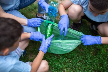 Çöp tenekesini geri dönüşümlü çöp çöpü temizleme eğitimi. Doğa temizliği, gönüllü ekoloji yeşil kavram. Çevre plastik kirliliği..