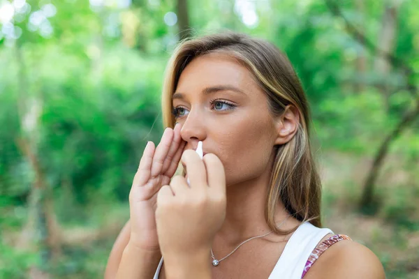 Жінка Використовує Носовий Спрей Відкритому Повітрі Лікування Алергії Дерево Пилок — стокове фото