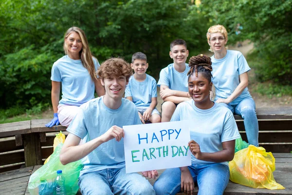 Felices Voluntarios Sosteniendo Pancarta Con Mensaje Del Feliz Día Tierra — Foto de Stock