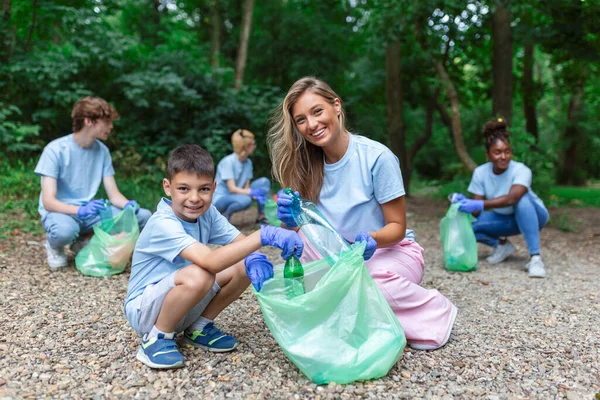 Amistosos Familiares Amigos Organizaron Día Limpieza Para Limpiar Parque Basura —  Fotos de Stock