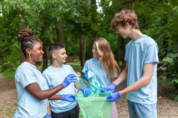 Amistosos Familiares Amigos Organizaron Día Limpieza Para Limpiar Parque Basura —  Fotos de Stock